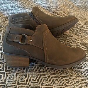 New! Women's Clark’s Leather Ankle Boots
